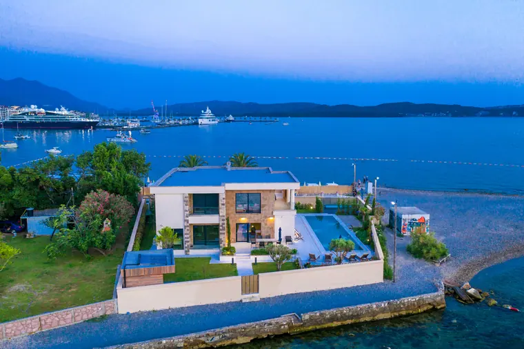 The villa, its pool and the shoreline seen from the north.